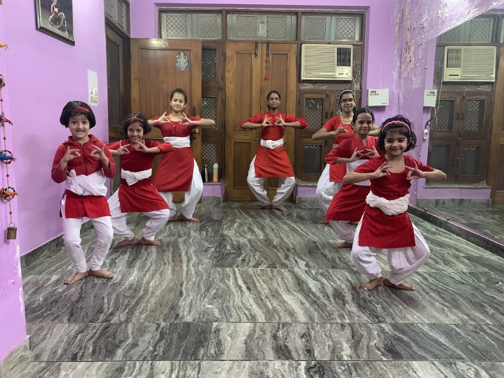 Bharatanatyam class in the practice studio at Kirti Natya Niketan
